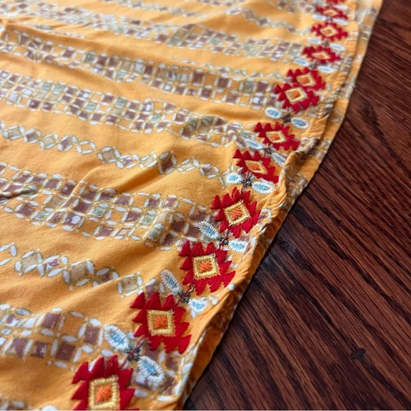 Savanna Jane Boutique Notched Neckline Floral Embroidery A Line Shirt, Size M - Picture 10 of 12